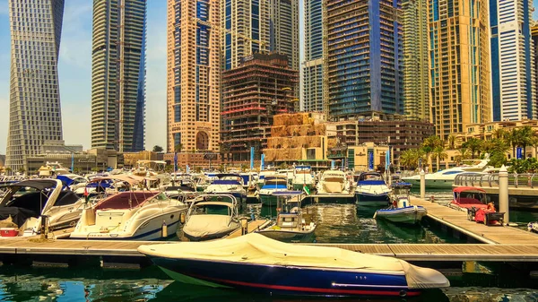 Arranha Céus Barcos Modernos Água Dubai Emirados Árabes Unidos — Fotografia de Stock