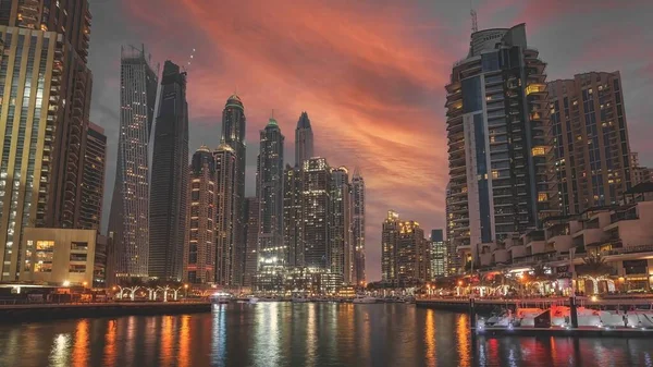 Rascacielos Modernos Dubai Emiratos Árabes Unidos Por Noche —  Fotos de Stock