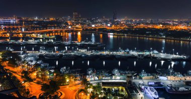 Gün batımında Dubai şehir manzarasının panoramik görüntüsü