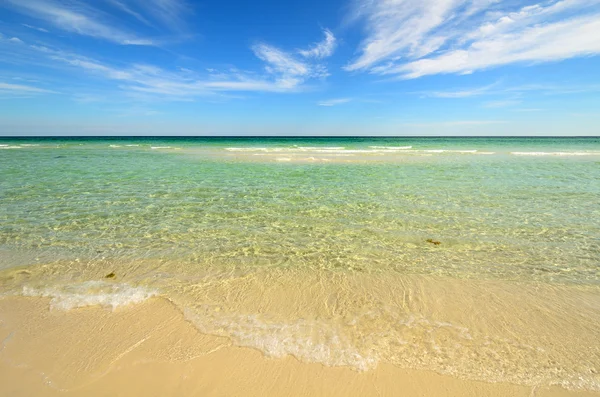 Paradise beach med klart vatten — Stockfoto