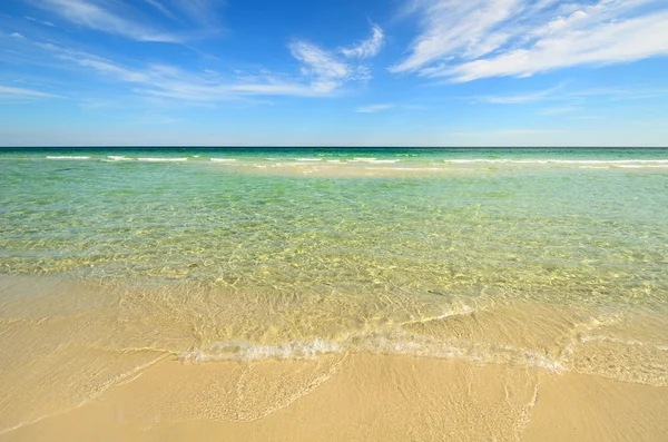 Paradise beach with clear water — Stock Photo, Image