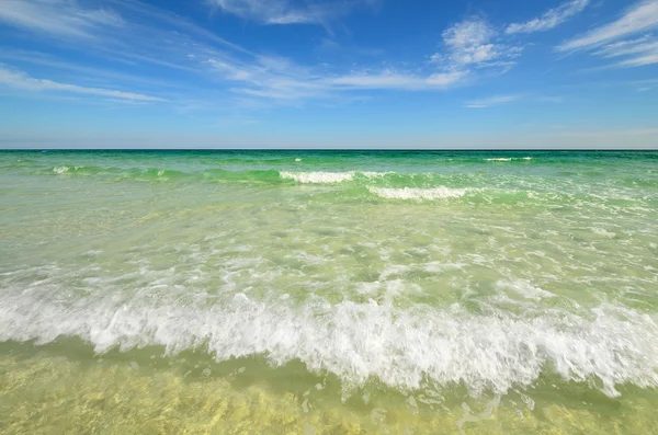 Cennet plaj temiz su ile — Stok fotoğraf