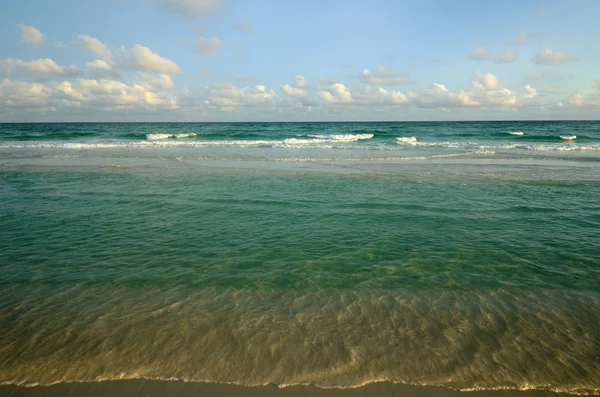 Paradise beach tiszta vízzel — Stock Fotó