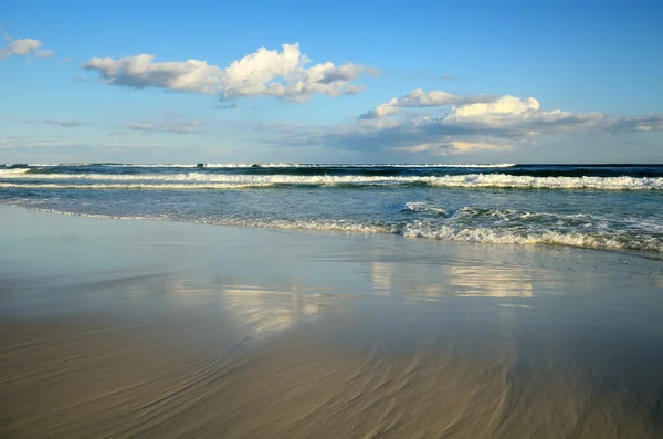 Paradise beach med klart vatten — Stockfoto