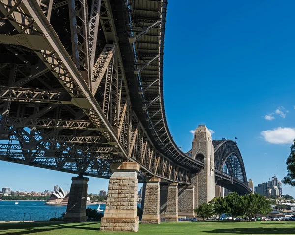 日中にシドニーのハーバー ブリッジ — ストック写真