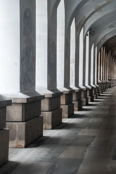 Pasaje con columnas y luz Imagen de archivo