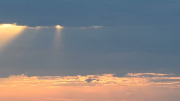 Ηλιοβασίλεμα ουρανό με κινούμενα ακτίνες του ήλιου και ο Θεός — Αρχείο Βίντεο