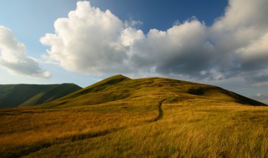 Çimenli dağlar iz günbatımı