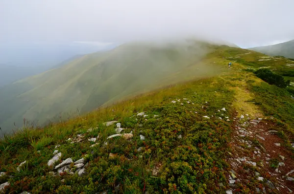 Pico de montanha em nuvens — Fotografia de Stock