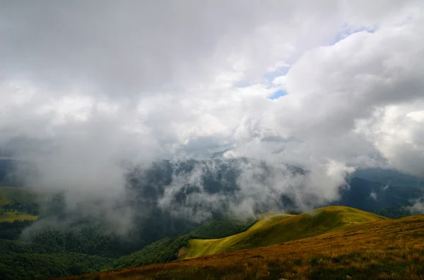 Nuvens baixas montanhas — Fotografia de Stock