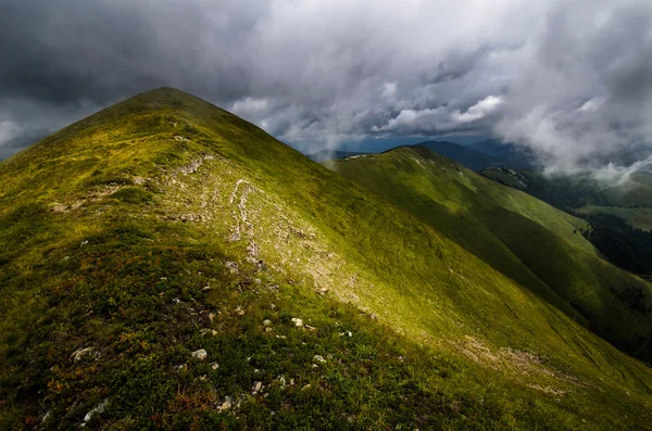 Montanhas tempestuosas cume — Fotografia de Stock