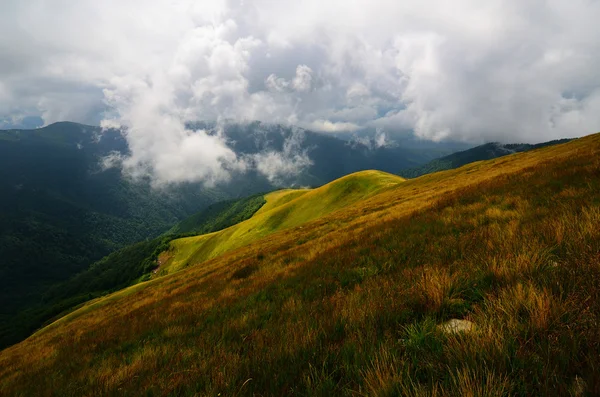 Nuvens baixas montanhas — Fotografia de Stock