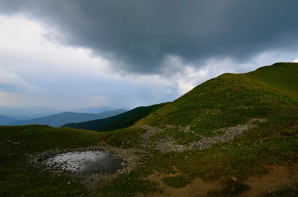 Poça enlameada nas montanhas — Fotografia de Stock