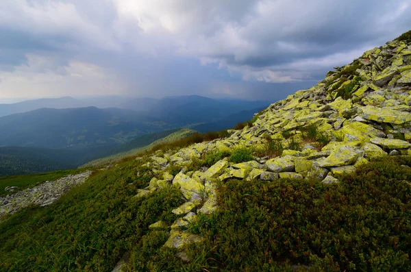 Tempestuosas montanhas rochas musgo — Fotografia de Stock