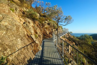 Kayalıklarla altında metal geçit