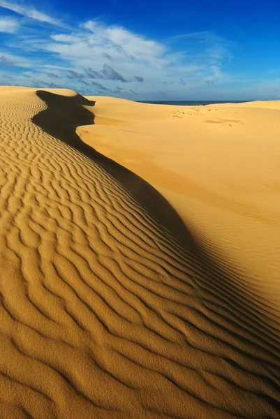 Sandklitter med luftspejling - Stock-foto