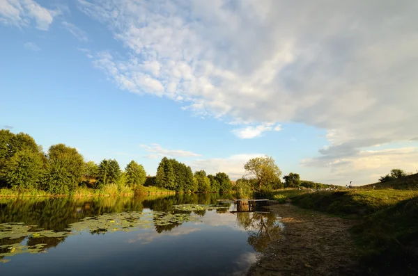 Paysage rural des oies au coucher du soleil — Photo