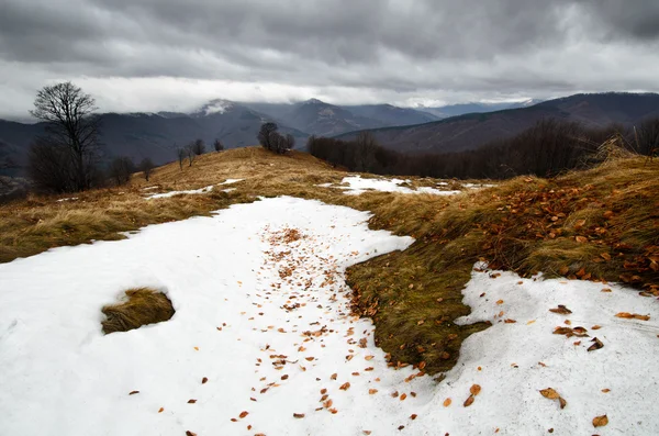 Montanhas nevadas tempestuosas — Fotografia de Stock