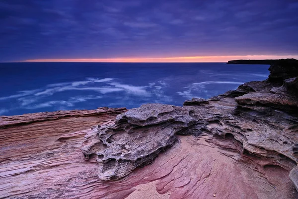 Twilight pemandangan laut dengan batu — Stok Foto