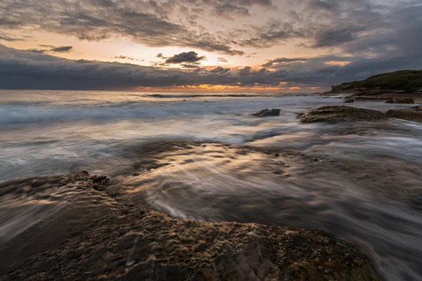 Salida del sol paisaje marino con agua corriente — Foto de Stock