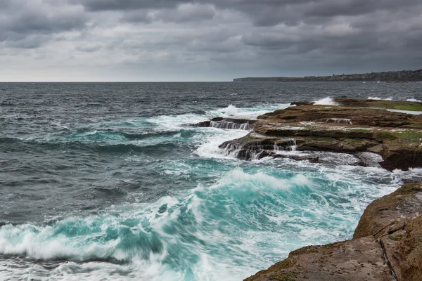 Oceano tempestoso con mare agitato e onde — Foto Stock