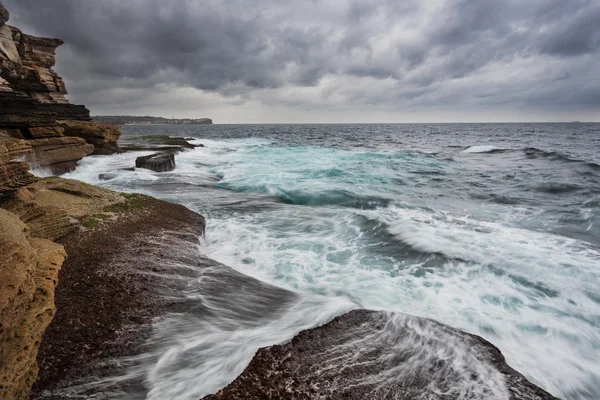 Oceano tempestuoso com mar agitado e ondas — Fotografia de Stock