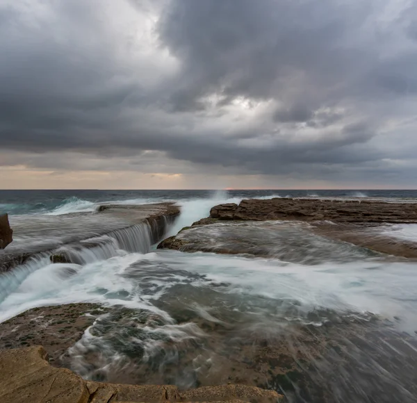 Nublado paisagem marítima panorâmica com água corrente — Fotografia de Stock