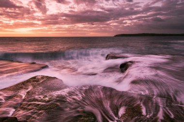 Pembe gündoğumu deniz manzarası