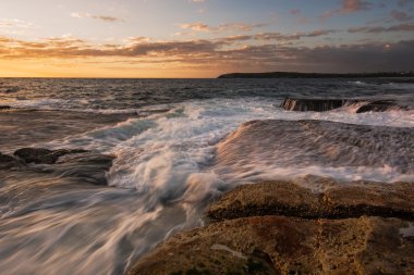 Dokulu acele dalga deniz manzarası