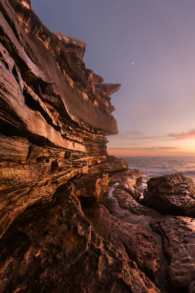 Rocky seascape dengan Moon — Stok Foto