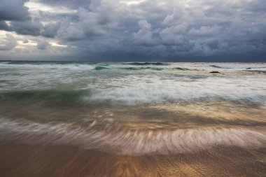 Fırtınalı bulutlar ile parlak su deniz manzarası