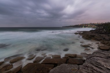 Şehir ışıkları ile deniz manzarası gündoğumu