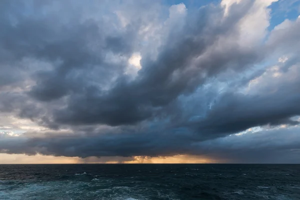 Närmar sig molnen — Stockfoto