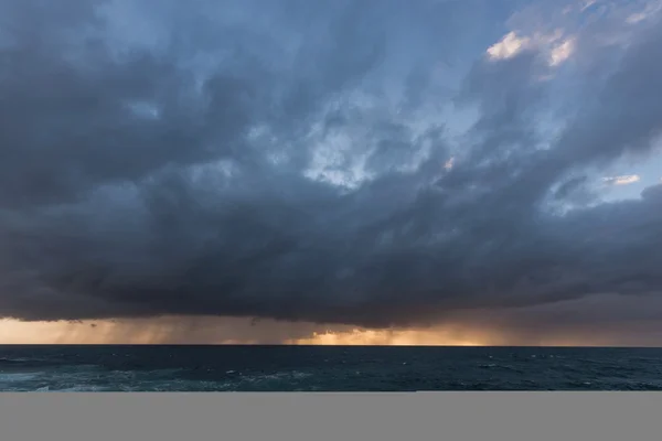 Närmar sig molnen — Stockfoto