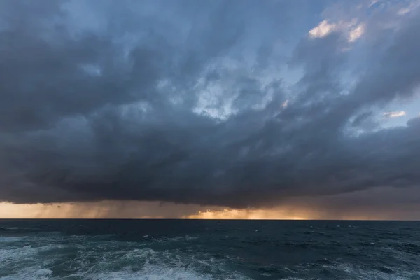 Närmar sig molnen — Stockfoto