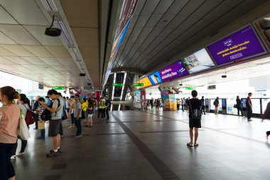 Bangkok, Tayland - 12 Mart 2016: Halklar ayakta hatları wa