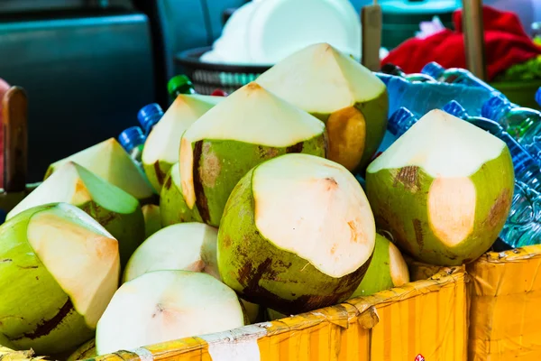 Des noix de coco tendres et fraîches sur le marché thaïlandais. Bangkok, Thaïlande — Photo