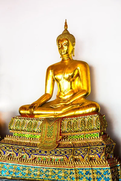 BANGKOK, Tailândia. Buda dourado no templo de Wat Pho . — Fotografia de Stock