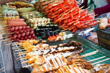 Köfte ve deniz ürünleri bir Pazar Bangkok, Thailan dal üzerinde