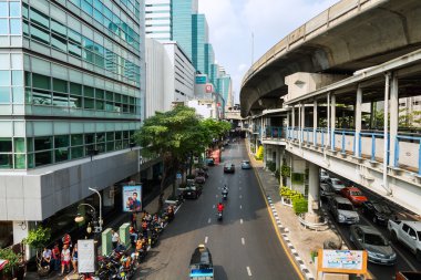 Bangkok, Tayland - 12 Mart 2016. Sala Daeng juncti trafik