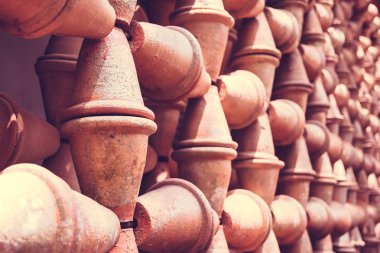 Pişmiş kil, Bahçe süslemek için tencere bir duvar olarak binlerce