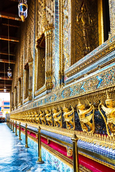Bangkok, Thail Emerald Buddha Tapınağı'nda altın Garuda