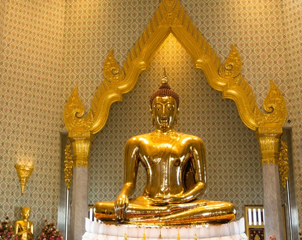 Goldener Buddha, wat trimit, bangkok, thailand. berühmt für sein gigantisches, drei Meter hohes und 5,5 Tonnen schweres Buddha-Bild aus massivem Gold — Stockfoto