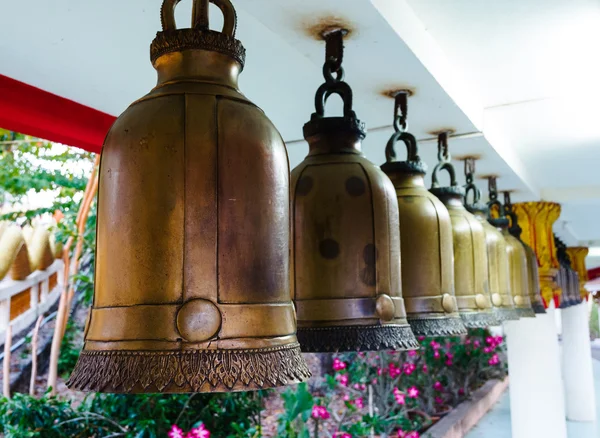 Campane buddistiche al tempio di Big Buddha Hill di sera, Pattaya, Thailandia — Foto Stock