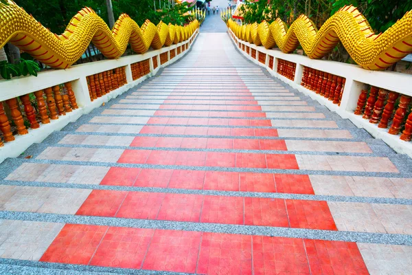 Červené schodiště, pohled shora Big Buddha, Pattaya, Thajsko — Stock fotografie