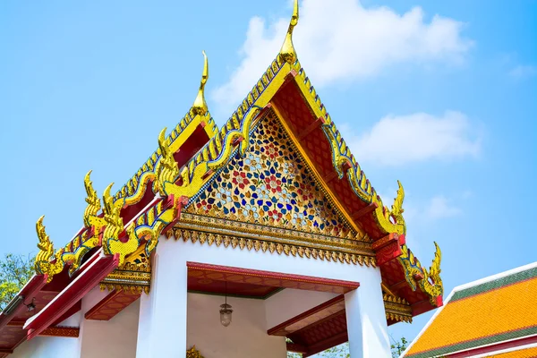 Telhado do templo Wat Pho, Bangkok, Tailândia — Fotografia de Stock