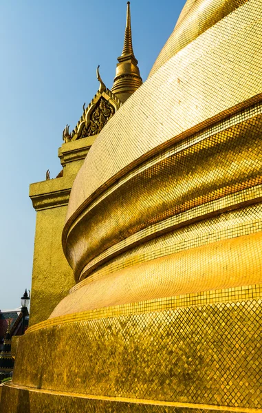 Texture de mosaïque dorée d'un temple thaïlandais, Bangkok, Thaïlande . — Photo
