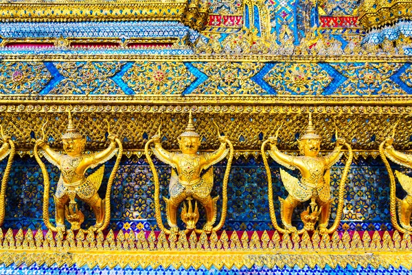Garuda, die Statuen der krut, die Naga-Schlange bekämpft, eine thailändische Buddhistin — Stockfoto