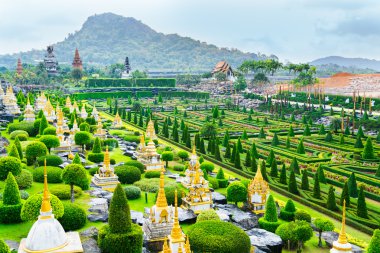 Chonburi, Tayland - 18 Mart 2016: Peyzaj tropikal parkta 