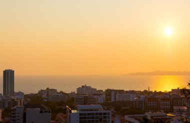 Pattaya körfezinin, Tayland yukarıdan renkli günbatımı